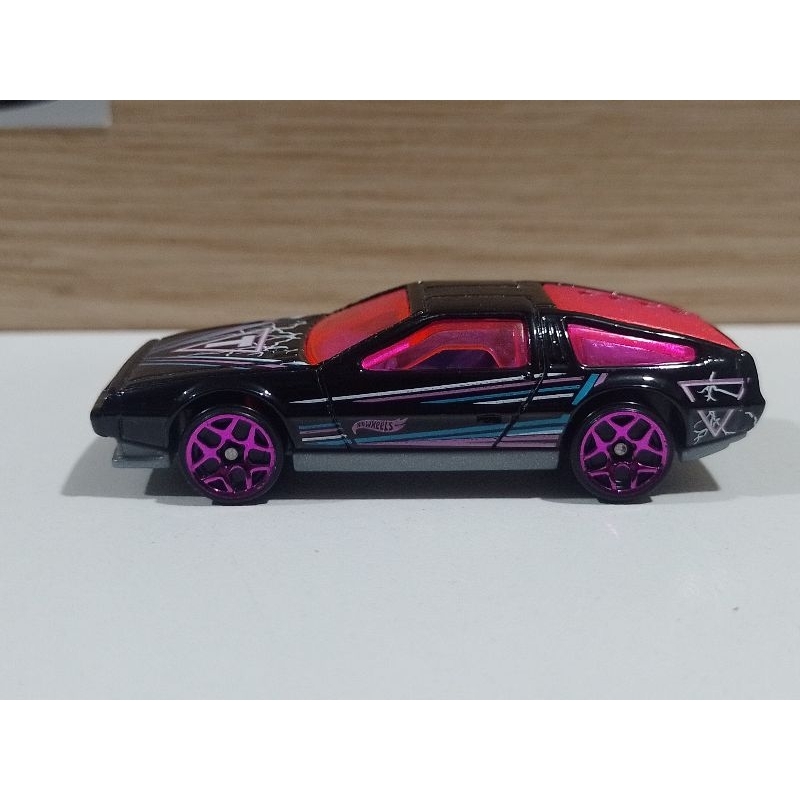 Hot Wheels DMC DeLorean da série HW Art Cars
