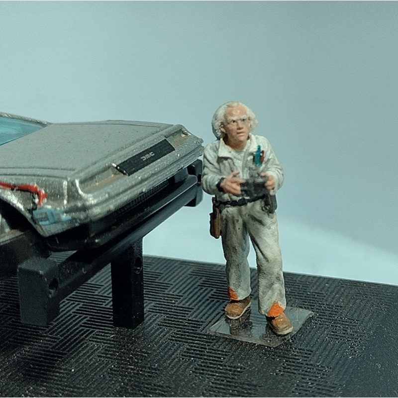 DOC BROWN -TAMANHO 1:64