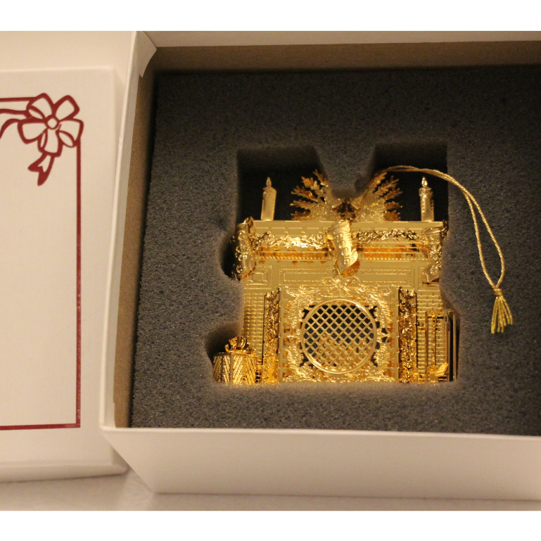 NATAL H229 2005 ANNUAL GOLD CHRISTMAS ORNAMENT FESTIVE FIREPLACE LAREIRA  MEIAS PRESENTES THE DANBURY MINT  (REF 32)