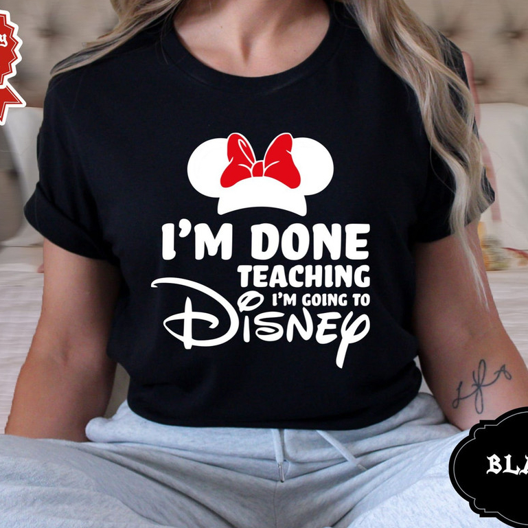 Atelier das Estampas Camiseta Feminina Estampa Disney Vermelho Branco I'm Done Teaching Personagem com Bico de Pato Fofa