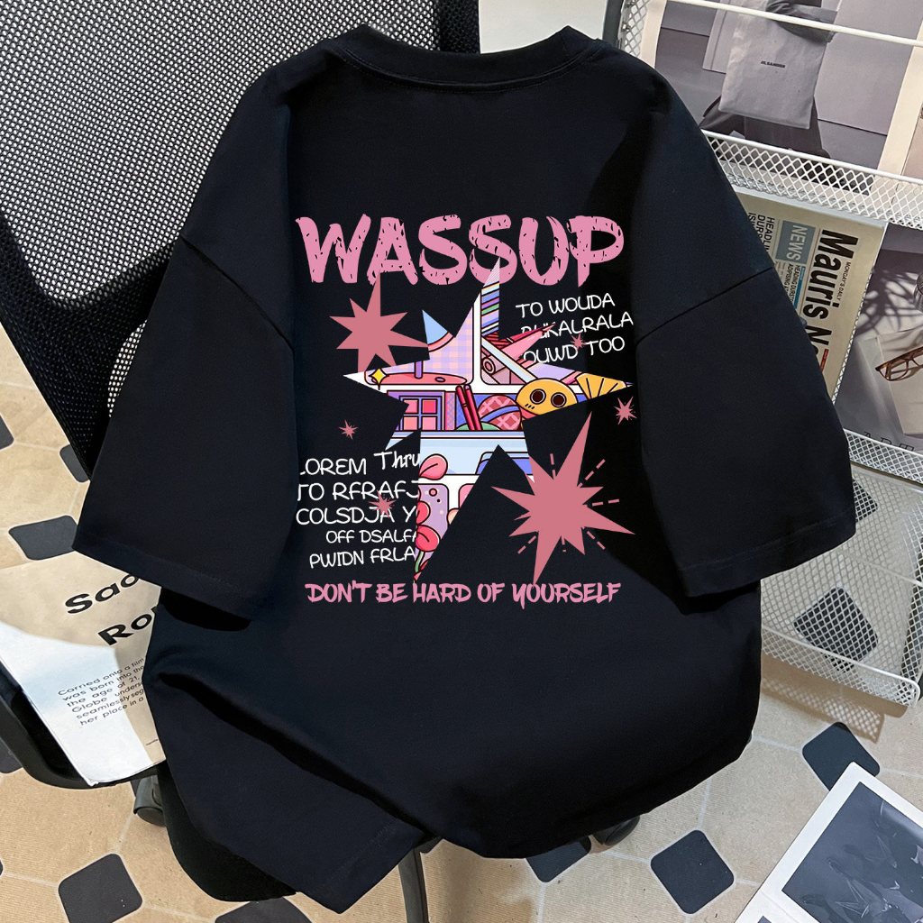 Camiseta Masculina Oversized Estampa Back Print Cartoon Retro WASSUP Estrela Explosão Rosa Smiley Y2K Streetwear