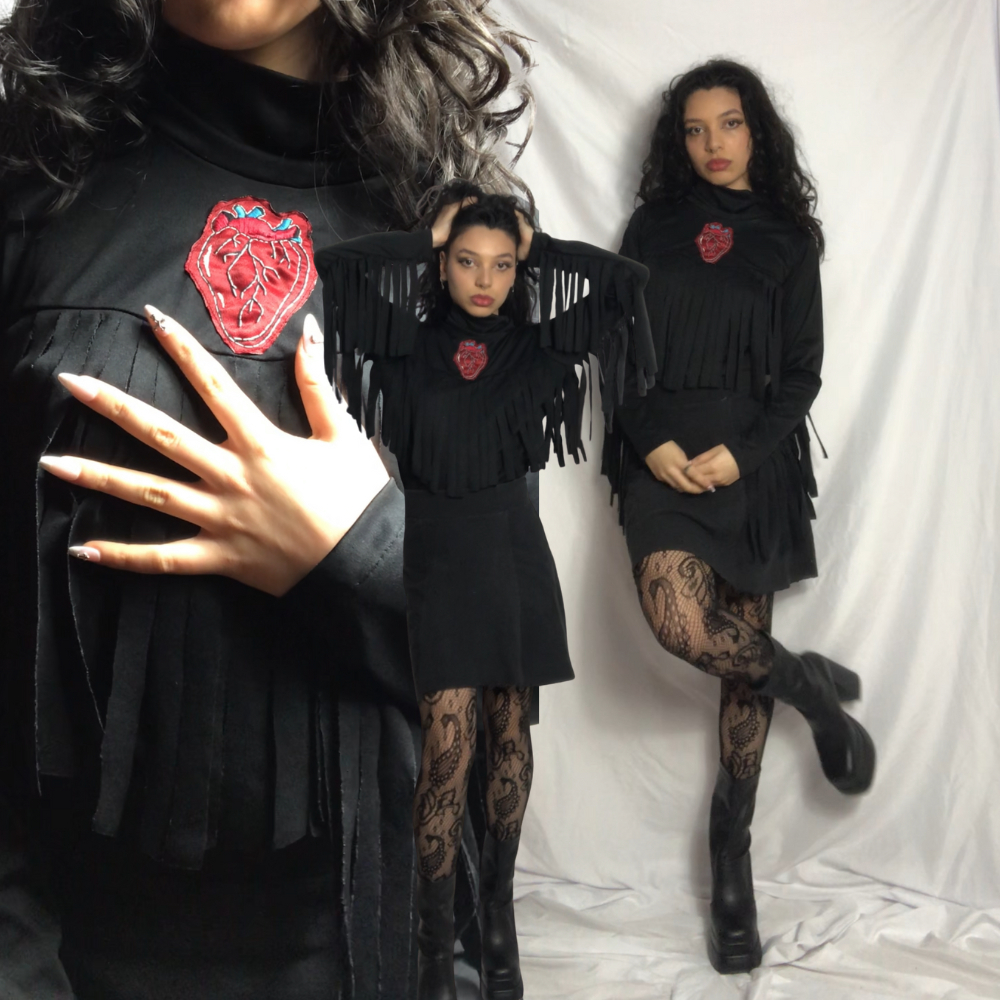 Blusa rework com aplicação de petch em formato de coração G