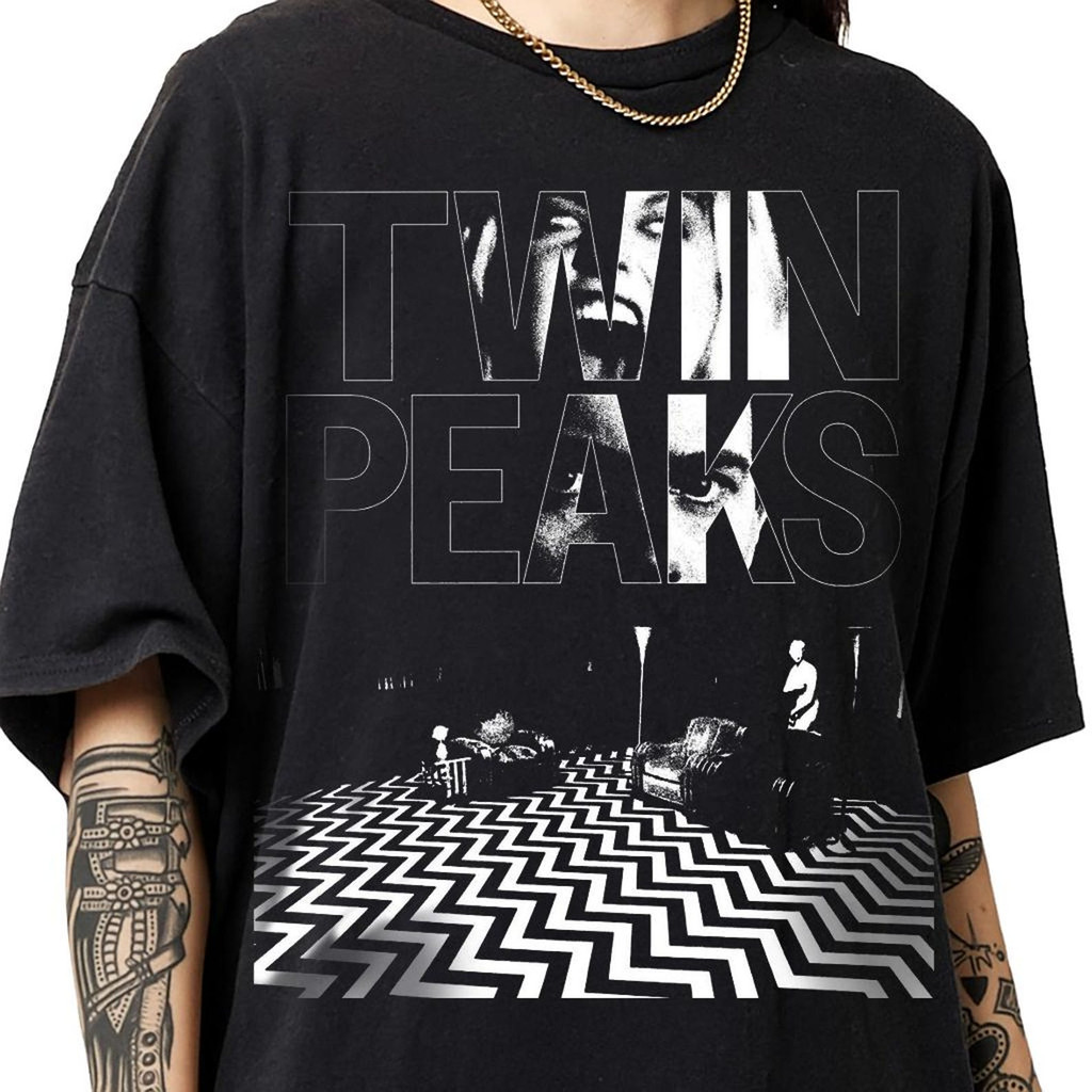 Atelier das Estampas Camiseta Feminina Estampa Cinza e Preta do Twin Peaks Moderna Linda Atemporal com Personagens Iconi