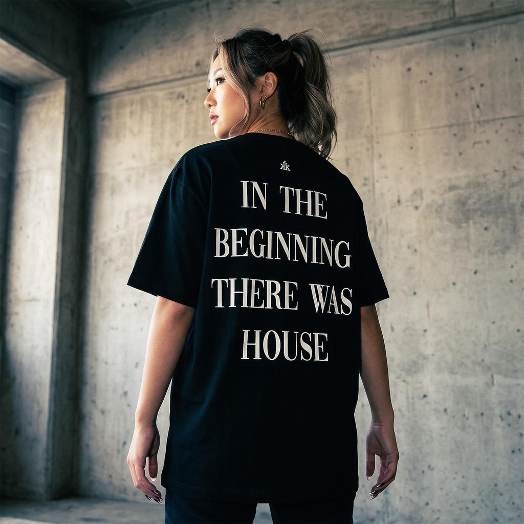 Camiseta Preta Unisex Design com Letras 