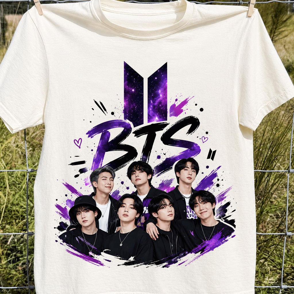 Camiseta Off White Unisex Alta Qualidade Design com Logo Galáctico Roxo do BTS Estampa de Todos os Membros do Grupo Text