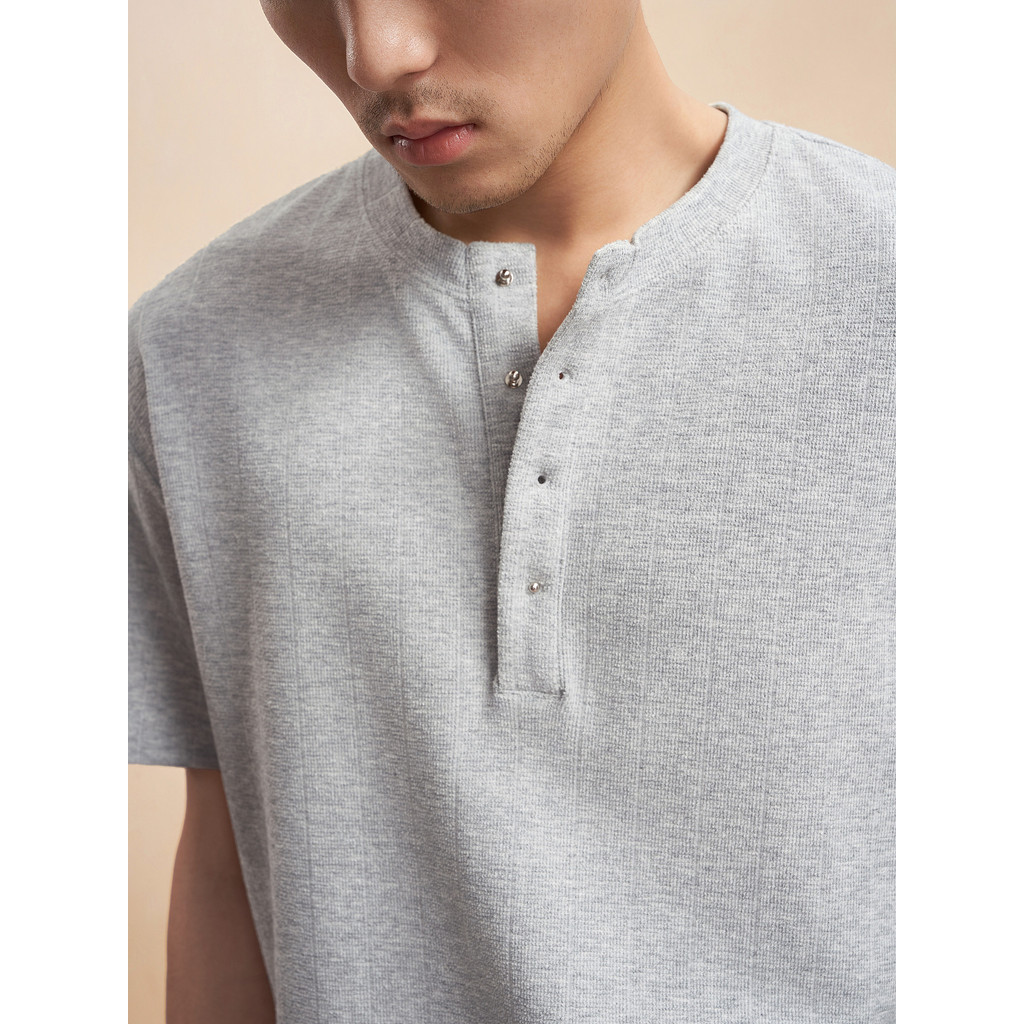 [Linhas Verticais de Textura] Camiseta Giyomon Listrada de Manga Curta Masculina Cinza Henry Collar Respirável Casual Pr