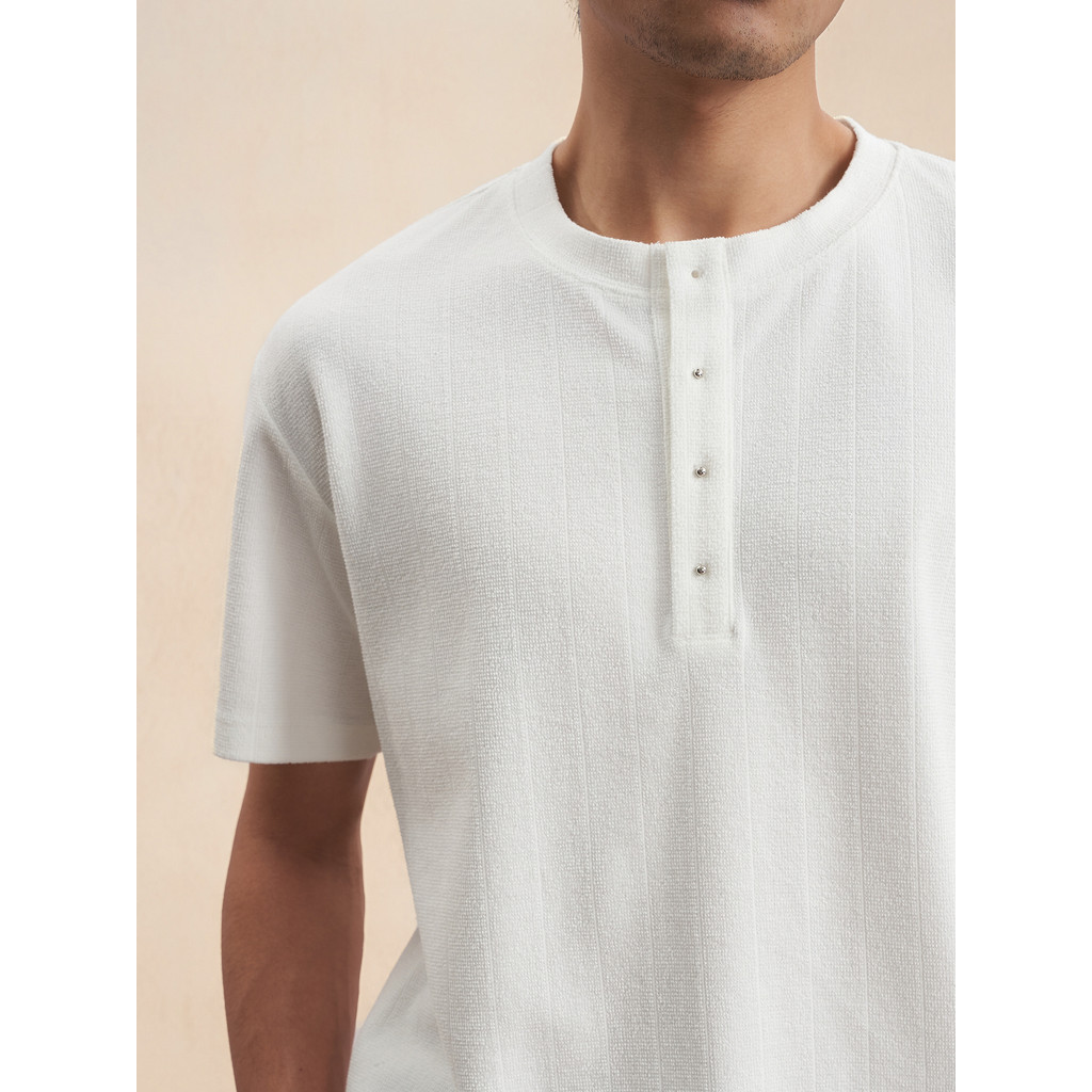 [Linhas Verticais de Textura] Camiseta Giyomon Listrada de Manga Curta Masculina Branca Henry Collar Respirável Casual P