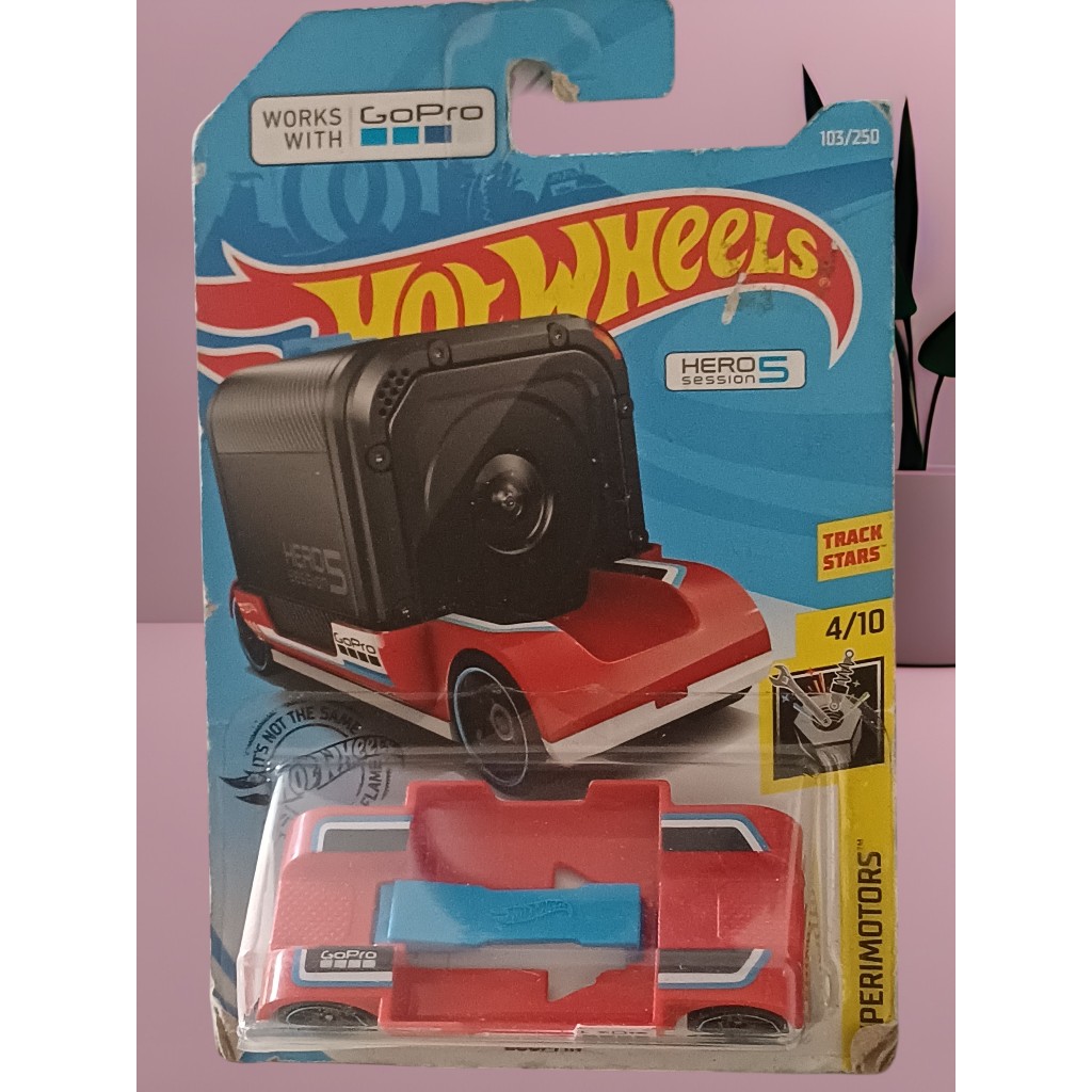 Hot Wheels - Zoom In da série Experimotors, projetado especificamente para carregar uma câmera GoPro.
