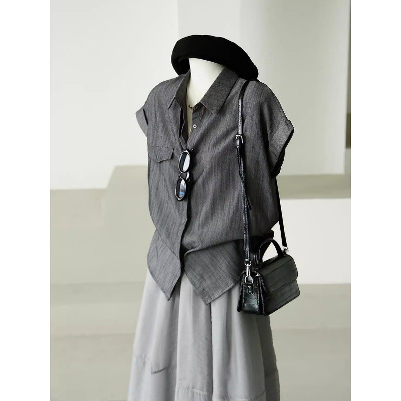Beautiful loose-fitting shirt for light work and commuting, gray short-sleeved shirt top for women in summer