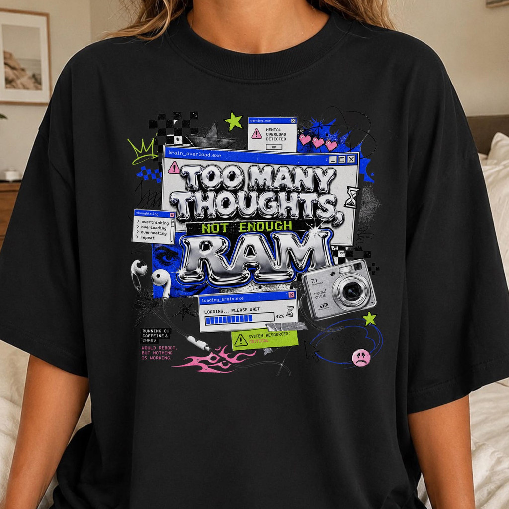 Atelier das Estampas Camiseta Feminina Estampa Multicolorida Com Letras Retrô e Ícones de Câmera Moderna Fofa e Criativa