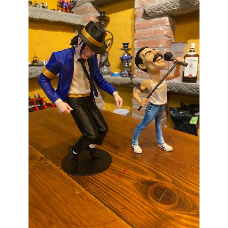 bonecos Michael Jackson & Freddie Mercury