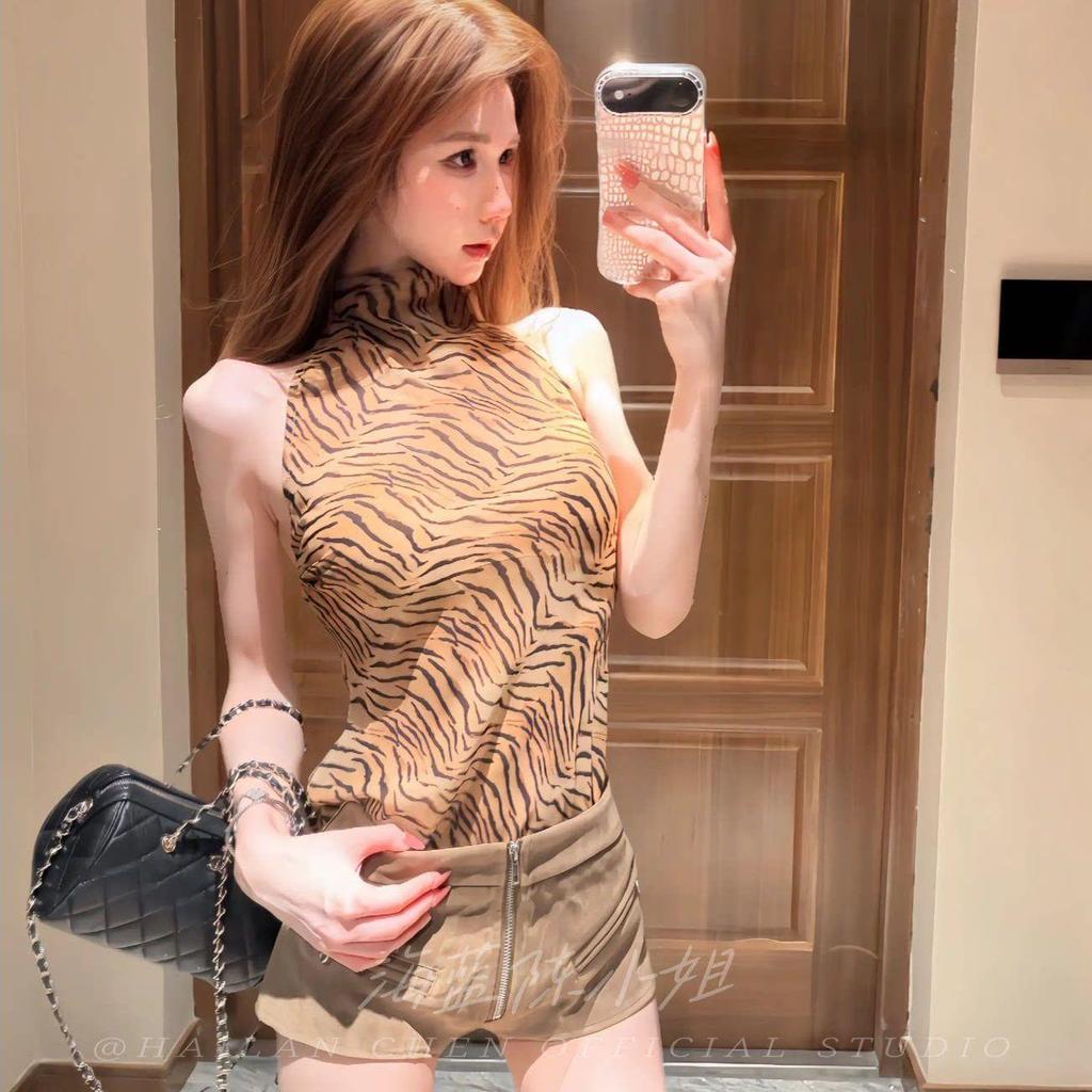 [Novidades] Hot Girl Tiger Pattern Halterneck Design Camisola Feminina Verão Slim-fit Slimmer Look Sem Mangas Camiseta T