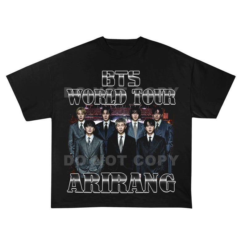 Camiseta Preta Unisex Design com Imagem de Grupos e Textos 