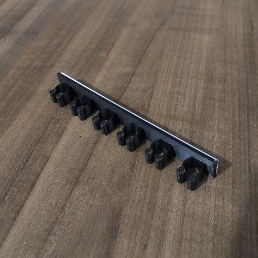 Organizador de Cabos Adesivo 6 Vias para Borda de Mesa – Suporte Antiqueda p/ Carregadores & USB