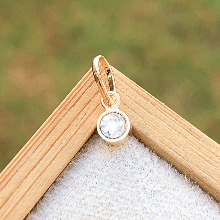 [SEMIJOIA] Pingente Mini com pedra cristal 12mm Charme Delicado Banhado a Ouro 18k