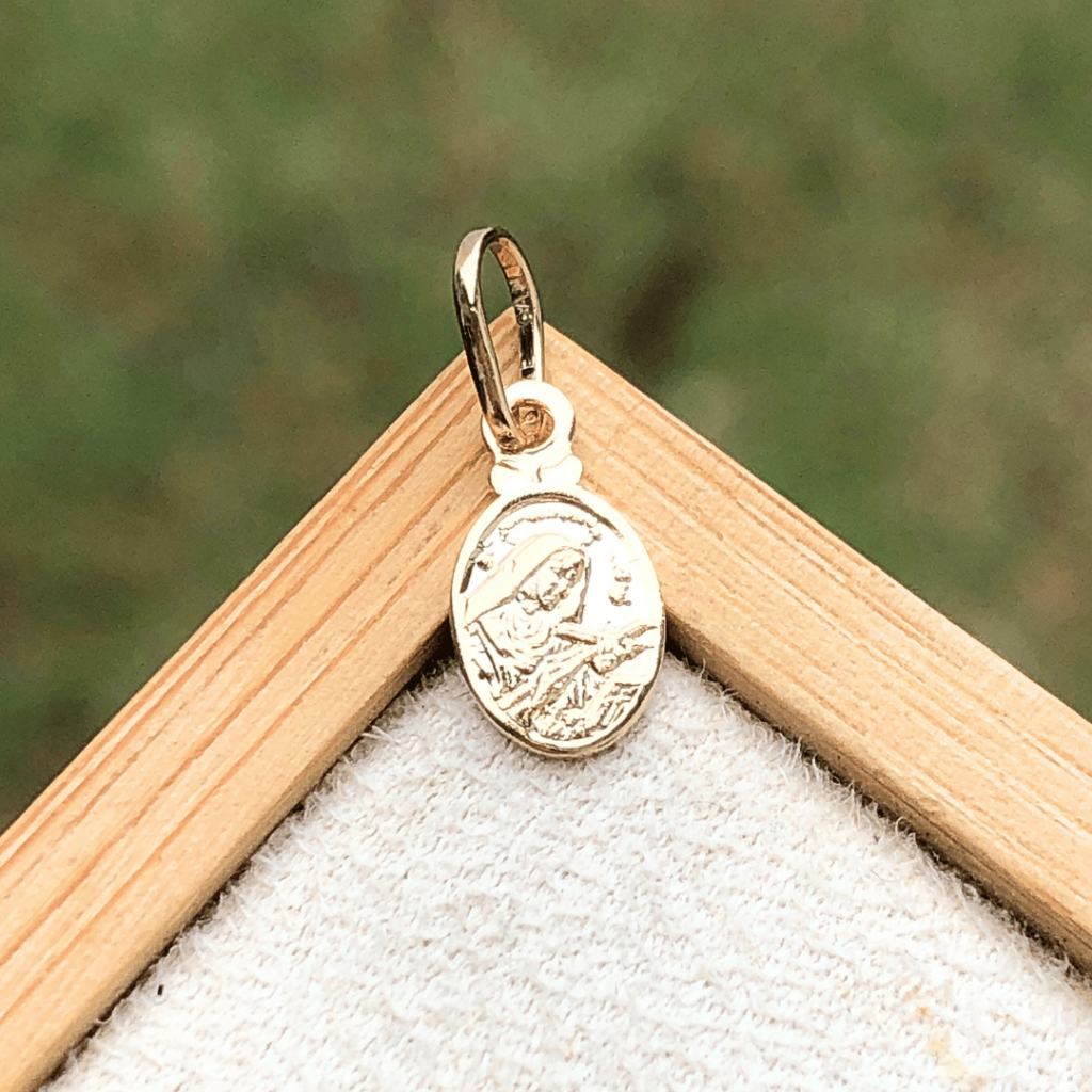 [SEMIJOIA] Pingente Santa Rita Oval Mini 11mm Semijoia Charm Banhado a ouro 18k Coleção Religiosa
