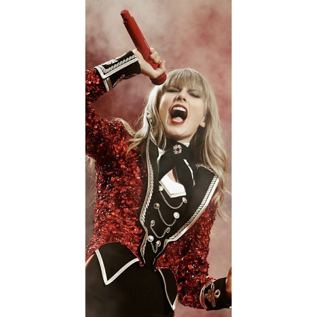 QUADRO DECORATIVO PLACA MDF-TAYOR SWIFT CANTANDO COM SEU LOOK VERMELHO