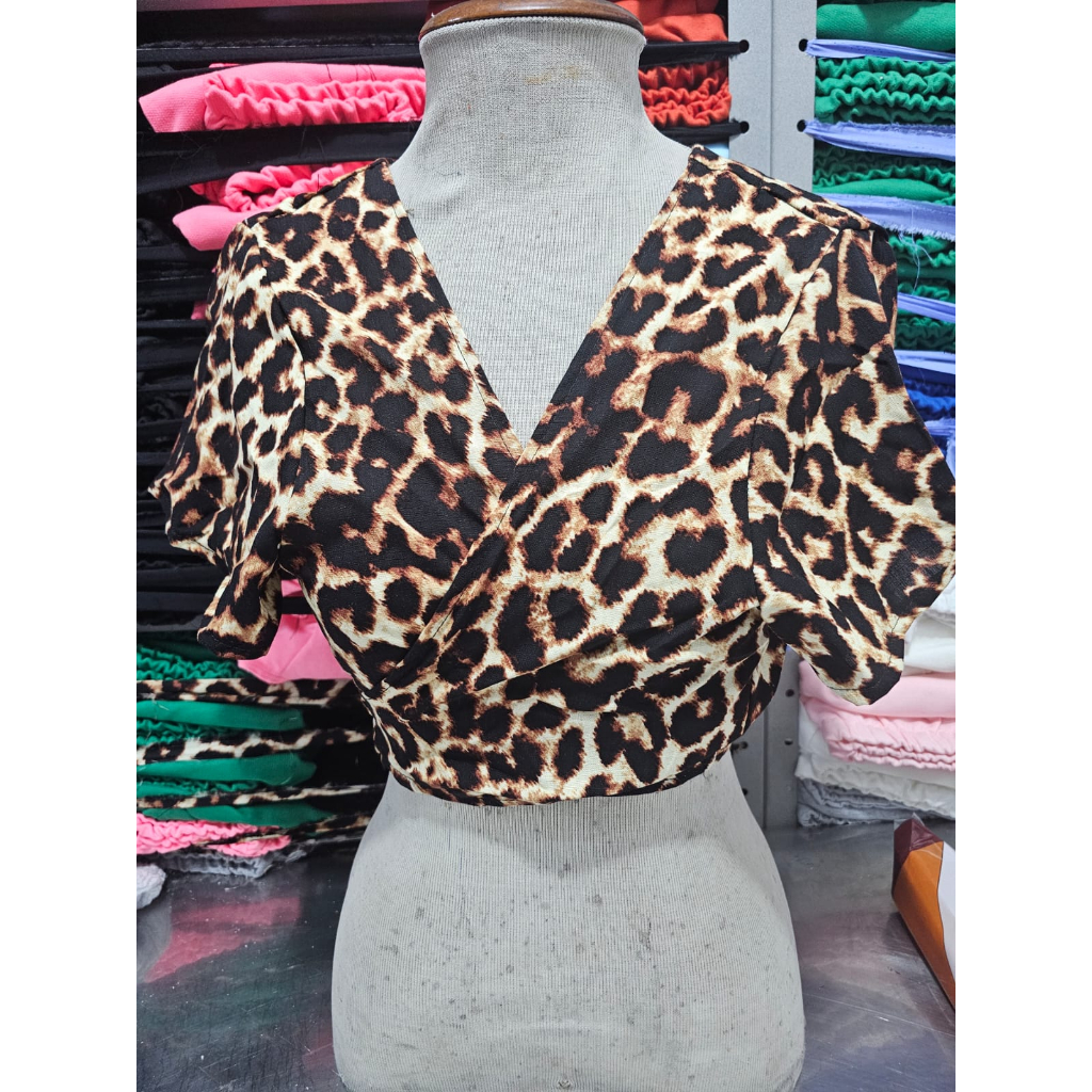 Cropped Feminino Multiformas Peça coringa no ser guarda roupas Desenha/Modela: Frente Única/Aberto nas Costas/Decotado
