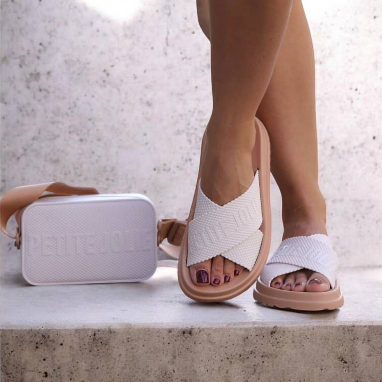 Sandália Papete Feminina Petite Jolie Confortável Casual Moderna PVC Tiras Cruzadas Off White