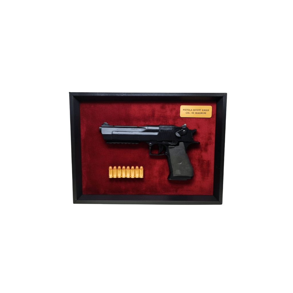 Sniper Militar Quadro Decorativo Desert Eagle .44 em Resina Fundo Vermelho - 35cm x 25cm - Decoração para Parede