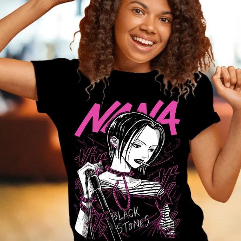 Camiseta Unissex Premium De Algodão Estampa Anime Nana Black Stones Estilo Streetwear Cor Preta Uso Casual Para Fãs De