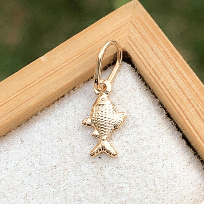 Pingente de Peixe 10mm  Mini Banhado a Ouro 18k Charme Coleção Pescaria