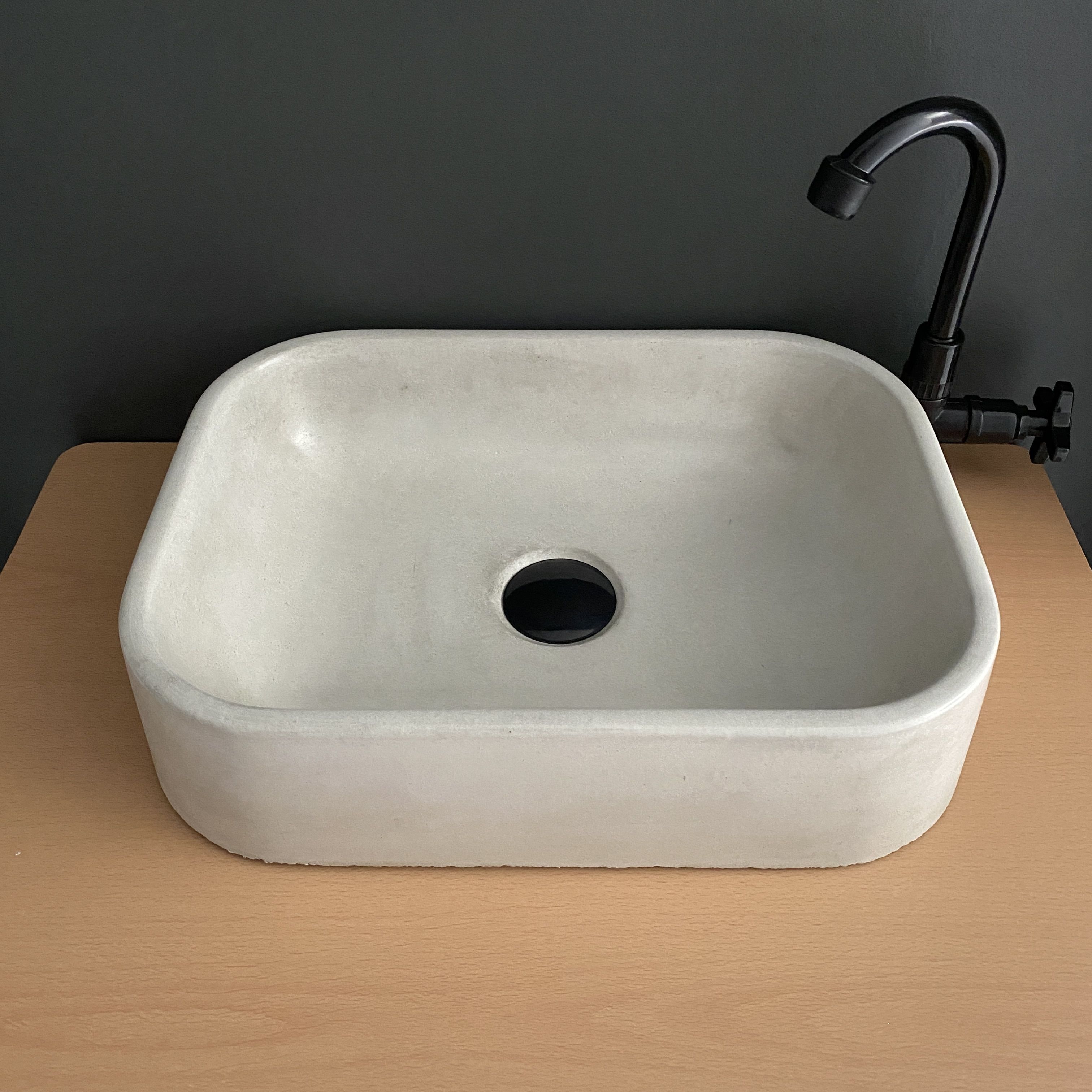 102 - Cuba em Concreto Modelo Arredondado Cinza Natural 38x28x9 cm