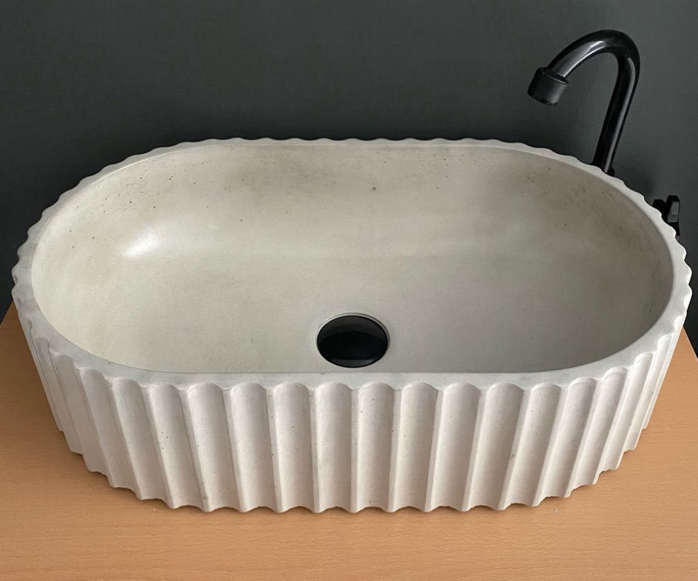 113 - Cuba em Concreto Modelo Oval Ripada Cinza Natural 47x28.5x12 cm