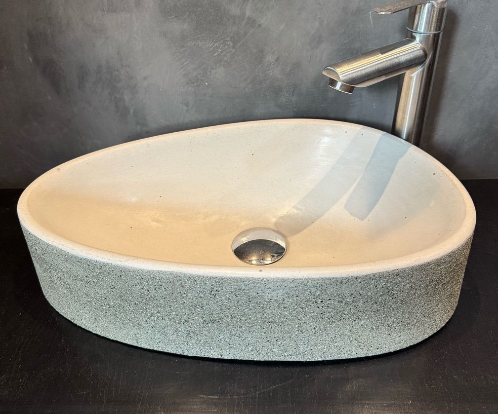 114 - Cuba em Concreto Modelo Orgânico Efeito Mica 40x25x10 cm Parte Interna Lisa