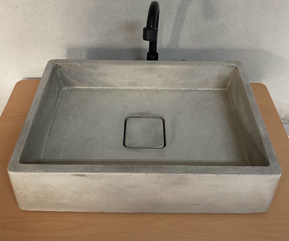 116 - Cuba em Concreto Modelo Retangular Cinza Natural 40x28x9 cm Ralo Oculto