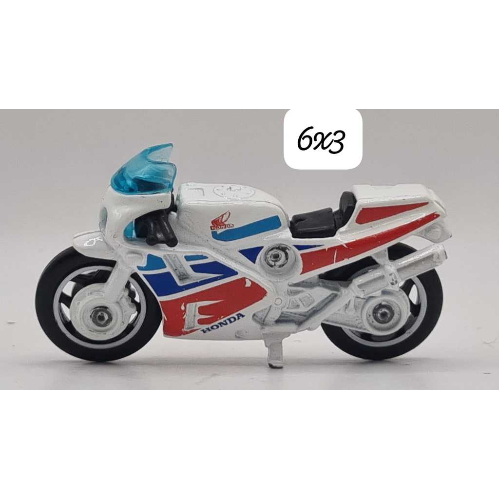 miniatura colecionável Hot Wheels Honda VFR750R (RC30) na cor branca Usada