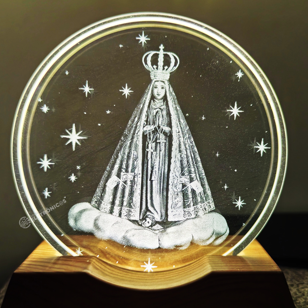 Luminária de Mesa LED Base Madeira Disco de Vidro 3D Nossa Senhora 22172A