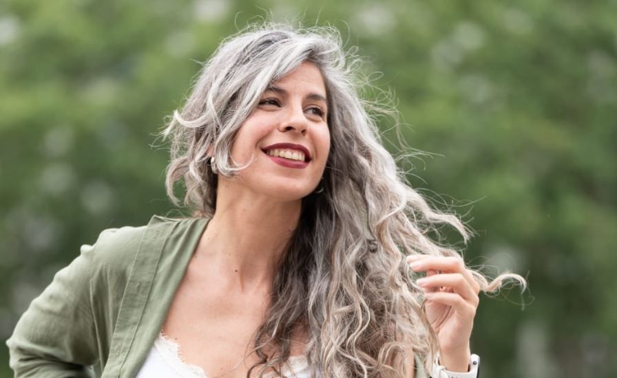 La Guía Silver: cómo cuidar el cabello con canas y 10 recetas para lograrlo